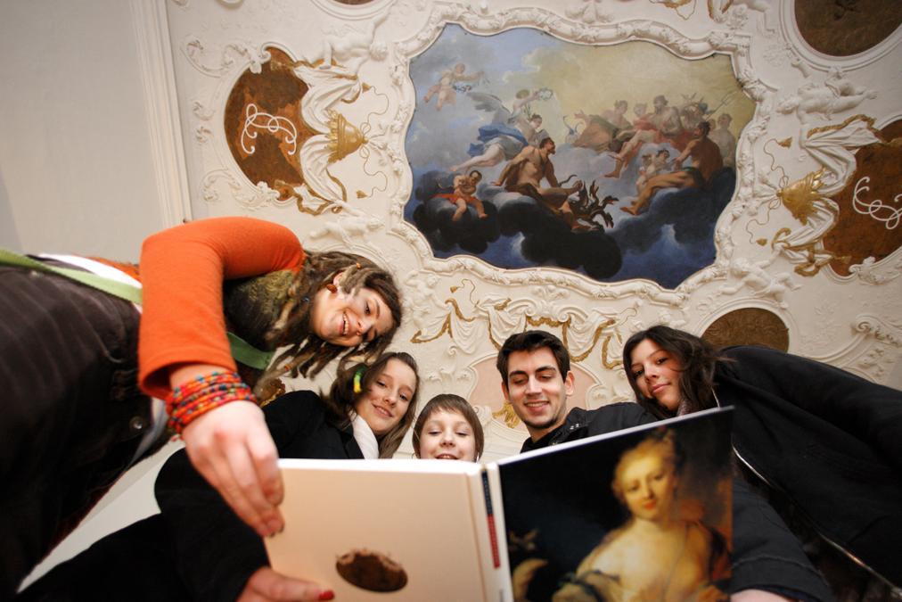 Foto: Staatliche Schlösser und Gärten Baden-Württemberg, Michael Fuchs Schulklasse im Residenzschloss Ludwigsburg