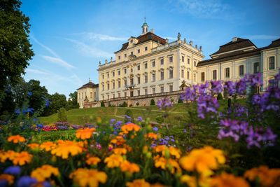 Residenzschloss Ludwigsburg, Aussenansicht mit blühenden Blumen aus dem Schlossgarten